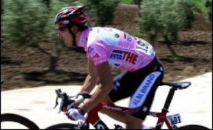 L'Italien Ivan Basso (CSC) a conforté sa position en tête du Tour d'Italie cycliste, dans la station alpestre de La Thuile, après la 13e étape enlevée samedi par son compatriote Leonardo Piepoli (Saunier Duval).