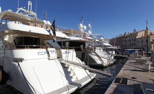 Un yacht stationné à Saint-Tropez