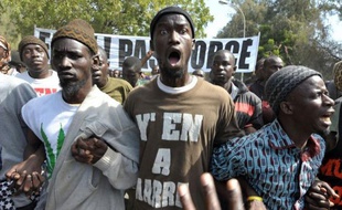 Le gouvernement sénégalais a lâché du lest en tolérant vendredi une manifestation de milliers d'opposants, initialement interdite, avant une décision du Conseil constitutionnel sur la recevabilité de la candidature du président Abdoulaye Wade contestée par l'opposition.