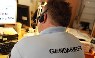 Un gendarme répond à un appel. Illustration.