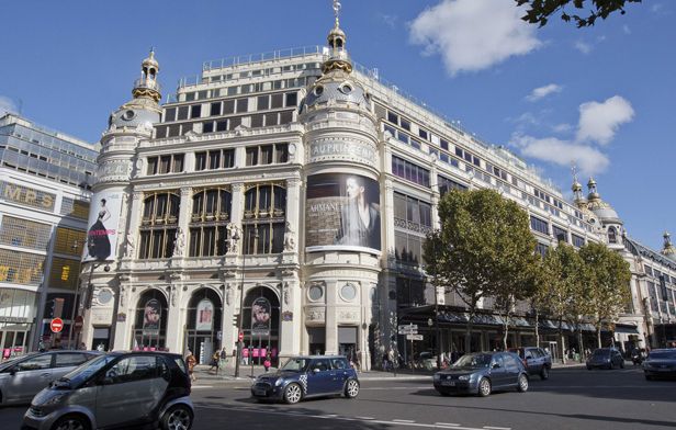 Mercredi après-midi, deux malfrats ont volé une statue imposante, représentant une licorne, dans le grand magasin Printemps-Haussmann. Ils ont été immédiatement interpellés peu après leur sortie de la boutique. 