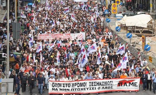 Le cortège d'une manifestation à Athènes en Grèce lors de la grève générale du 5 mai 2010 pour protester contre le plan de rigueur en raison de la crise financière.