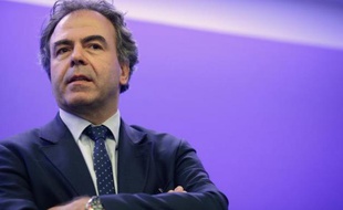 Luc Chatel, secrétaire général intérimaire de l'UMP, lors d'une conférence de presse le 8 juillet à Paris