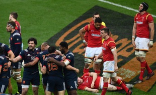 Les joueurs français célèbrent leur victoire sur le Pays-de-Galles dans le cadre du tournoi des Six Nations au Stade de France à Saint-Denis, le 18 mars 2017.