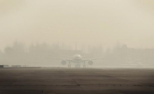 Une pollution atmosphérique tellement forte qu'elle est devenue non mesurable a recouvert mardi matin Pékin, retardant ou entraînant l'annulation de plus de 150 vols, les autorités estimant de leur côté que la qualité de l'air était "bonne".