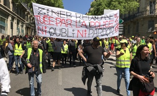 Des manifestants brandissent une banderole en mémoire à Zineb Redouane, touchée par une grenade lacrymogène en décembre à Marseille.