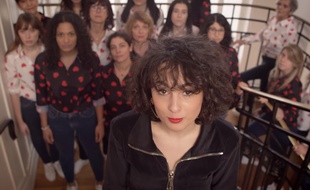 Barbara Pravi dans le clip de «Notes pour trop tard x Le Malamour ».