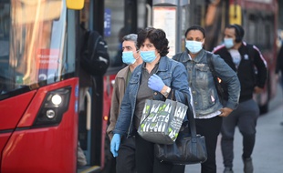 Les Anglais vont devoir porter un masque pour prendre les transports publics, mais pas pour entrer dans les commerces qui rouvrent au publie ce lundi 15 juin 2020.