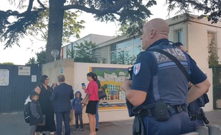 Marseille, le 9 septembre 2019. - Un policier devant l'école La Pauline où une cantinière a été agressée le 6 septembre 2019.