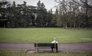 A l'autre extrémité, 24% des 75 ans et plus sont touchés par l'isolement, contre seulement 16% en 2010.