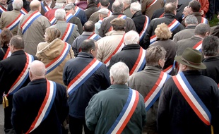 Image d'illustration. Une manifestation de maires à Clamecy (Nièvre), en mars 2008.