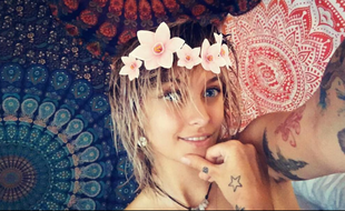 Paris Jackson est en mode hippie pour les 50 ans du Summer of Love