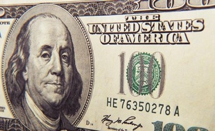 Les Etats-Unis ont annoncé mercredi que leur nouveau billet de 100 dollars entrerait en circulation en octobre, avec plus de deux ans et demi de retard.