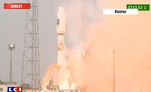 Capture d'écran d'une vidéo montrant une fusée Soyouz au moment de son décollage depuis la base française de Kourou, le 21 octobre 2011.