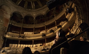 Un spectateur casqué au théâtre des Bouffes du Nord, à Paris