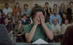 Une participante de la publicité Momondo va découvrir les résultats de son test ADN.