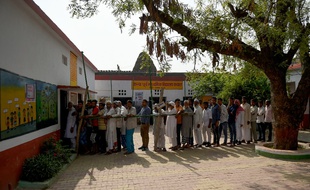 Les Indiens font la queue devant un bureau de vote de Kawaal, un village près de Muzaffarrnagar, au nord de l'Inde, le 11 avril 2019, pour les élections législatives.