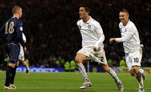 Le défenseur italien Cristiano Panucci a inscrit le but de la victoire italienne en Ecosse.