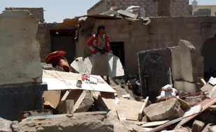 Un Yéménite regarde sa maison en ruines, détruite par un raid aérien, près de l'aéroport de Sanaa le 31 mars 2015