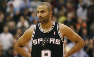 Le basketteur français des San Antonio Spurs, Tony Parker, lors d'un match face à Utah, le 7 décembre 2009.