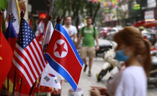 Des drapeaux vietnamien, américain et nord-coréen devant un magasin à Hanoi.