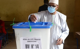 Le président malien, Ibrahim Boubacar Keita, votant lors du second tour des législatives le 19 avril 2020.