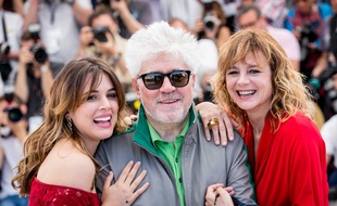 Pedro Almodóvar et ses deux actrices Adriana Ugarte et Emma Suárez présentant Julieta à Cannes en 2016