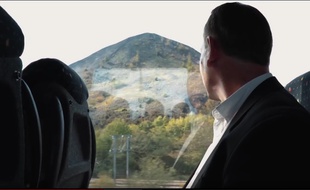 Un extrait du clip vidéo de Sylvain Tanière qui interprète «Tout in haut de ch'terril».