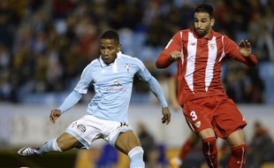 Ici aux prises avec Adil Rami, Claudio Beauvue a inscrit son premier but sous les couleurs du Celta Vigo dimanche face à Séville. MIGUEL RIOPA
