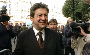 Le sénateur socialiste Jean-Luc Mélenchon a déclaré lundi qu'il refuserait de rester au PS si le parti se tournait vers "un chef tout puissant" et "l'interdiction des courants".