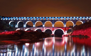 Le Pont du Gard illuminé aux couleurs du drapeau français, en réponse aux attentats à Paris.