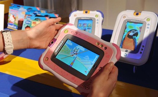 La nouvelle tablette pour enfants InnoTab 2 de Vtech présentée à New York en juin dernier.
