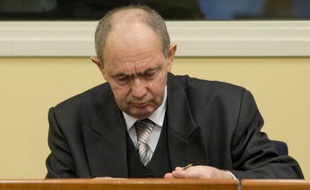Le bras droit de Ratko Mladic, le général serbe bosnien Zdravko Tolimir, a été reconnu coupable mercredi de génocide pour son rôle dans le massacre de Srebrenica en 1995 par le Tribunal pénal international pour l'ex-Yougoslavie (TPIY), qui l'a condamné à la réclusion à perpétuité.