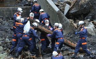 Les recherches se poursuivaient lundi sur la petite île japonaise d'Oshima pour retrouver 19 personnes toujours portées manquantes depuis le typhon de mercredi dernier, alors qu'une nouvelle violente tempête est annoncée.