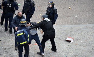 Place de la Contrescarpe, un jeune homme est pris à partie, le 1er-Mai dernier.