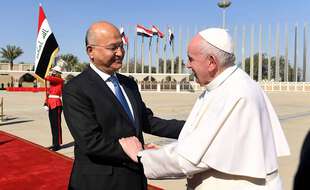 Le pape François avec le président irakien, Barham Salih, à l’aéroport de Bagdad le 8 mars 2021.