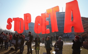 Les opposants au CETA manifestent devant le Parlement européen le 15 février 2017.