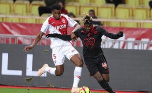 Saint-Maximin fait des misères à Jemerson.