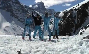 Capture d'écran d'une vidéo des skieurs norvégiens, en pleine séance de moonwalk sur un glacier.
