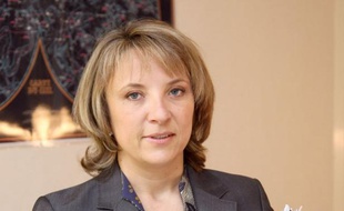 La juge d'instruction Sophie Clément, dans sa demande d'enquête adressée aux autorités américaines sur d'éventuels actes de torture commis sur trois Français à Guantanamo, relate textuellement les accusations de mauvais traitements et humiliations énoncées par ces hommes.
