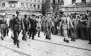 Le général De Gaulle remontant la rue de la république en septembre 1944 au lendemain de la Libération