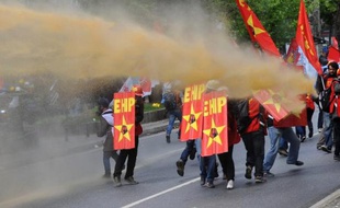 Des manifestants turcs cherchent à se protéger contre les canons à eau de la police, le 1er mai 2014 à Istanbul