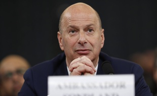 L'ambassadeur américain auprès de l'Union européenne Gordon Sondland a témoigné devant le Congrès le 20 novembre 2019 dans l'enquête d'impeachment visant Donald Trump.