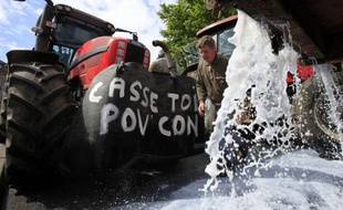 Manifestation de producteurs de lait à Boulogne-sur-Mer, dans le Pas-de-Calais, le 19 mai 2009.