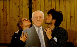 Flore et Clément, bénévoles français de la campagne du candidat à l'investiture démocrate Bernie Sanders.