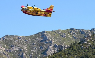 Les marins-pompiers peuvent faire appel aux bombardiers d'eau.
