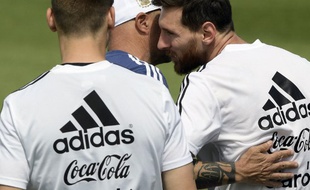 Sampaoli embrasse Messi devant les journalistes, dimanche 24 juin 2018, à Bronnitsy.