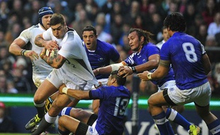 Quatre samoans essaient de stopper l'anglais Tony Flood, le 20 novembre 2010