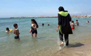Deux communes des Alpes-Maritimes ont pris des arrêtés interdisant le «burkini» sur les plages.
