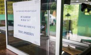 Une urne dans un bureau de vote en Guyane, le 6 mai 2017.
